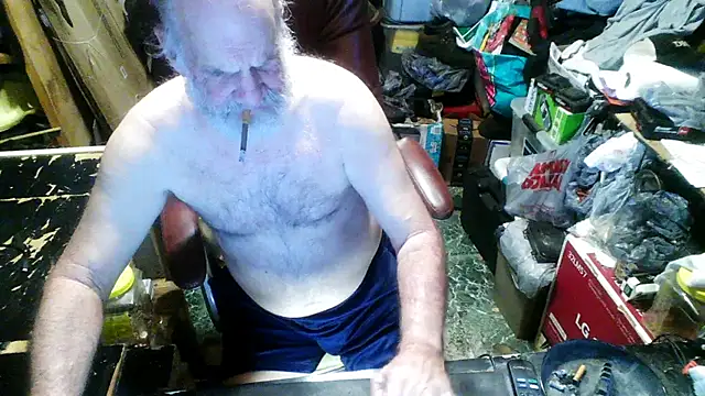 Snapshot of russtee chatting on 11.13.25 russtee online show from 11.13.25