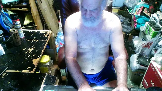 Snapshot of russtee chatting on 11.18.25 russtee online show from 11.18.25