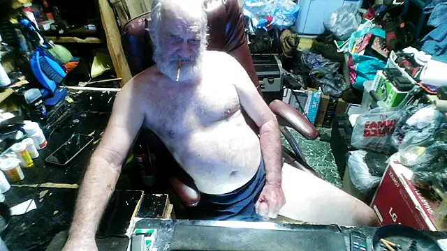 Snapshot of russtee chatting on 11.23.25 russtee online show from 11.23.25