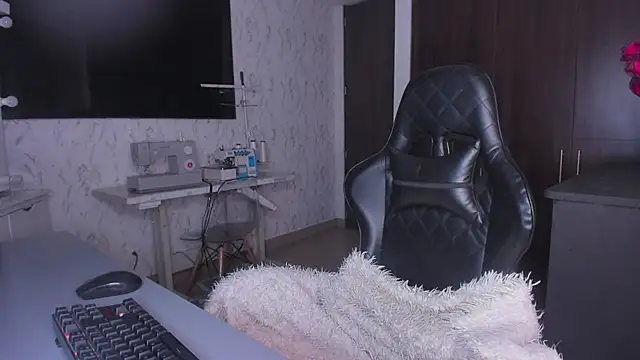 Snapshot of Lisegg_ chatting on 12.13.24 Lisegg online show from 12.13.24