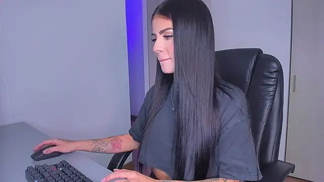 Snapshot of Lisegg_ chatting on 03.10.25 Lisegg online show from 03.10.25