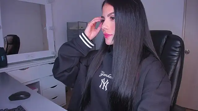 Snapshot of Lisegg_ chatting on 03.18.25 Lisegg online show from 03.18.25