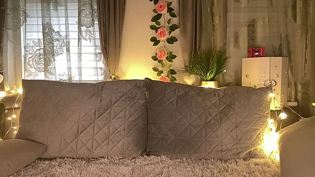 Snapshot of Monageil chatting on 11.20.25 Monageil online show from 11.20.25