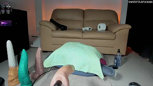 Snapshot of Th3Qu33n0fBigg3st chatting on 11.26.25 Th3Qu33n0fBigg3st online show from 11.26.25