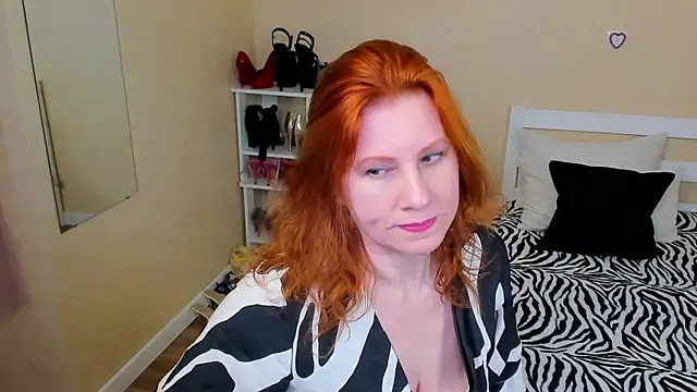 Snapshot of FoxySophia chatting on 04.29.26 FoxySophia online show from 04.29.26