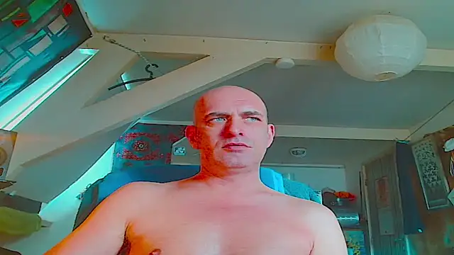 Snapshot of maxhard77 chatting on 11.30.25 maxhard77 online show from 11.30.25