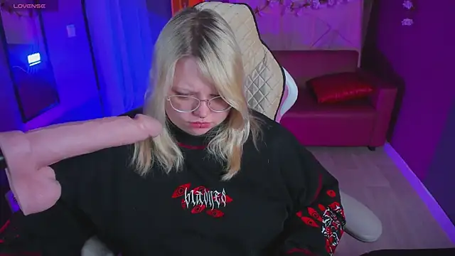 Snapshot of Yoki_Shizuko chatting on 04.06.26 Yoki Shizuko online show from 04.06.26