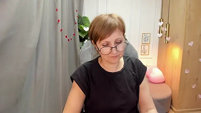 Snapshot of Paris_Cherry chatting on 02.18.25 Paris Cherry online show from 02.18.25