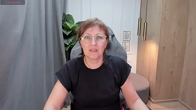 Snapshot of Paris_Cherry chatting on 02.23.25 Paris Cherry online show from 02.23.25