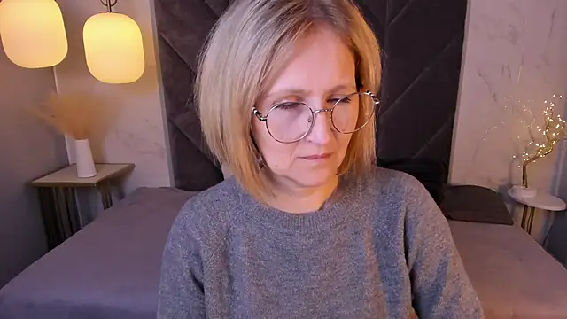 Snapshot of Paris_Cherry chatting on 09.29.25 Paris Cherry online show from 09.29.25