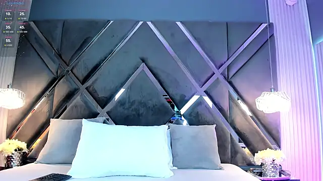 Snapshot of myax_evans chatting on 10.22.25 myax evans online show from 10.22.25