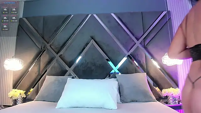 Snapshot of myax_evans chatting on 10.28.25 myax evans online show from 10.28.25