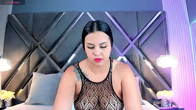 Snapshot of myax_evans chatting on 10.29.25 myax evans online show from 10.29.25