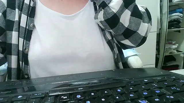 Snapshot of heidi60 chatting on 10.10.25 heidi60 online show from 10.10.25