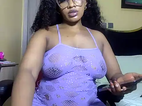 Snapshot of BOOTYBANGER24xx chatting on 05.13.26 BOOTYBANGER24xx online show from 05.13.26