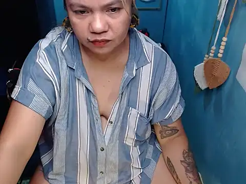 Snapshot of ambersmile chatting on 12.17.25 ambersmile online show from 12.17.25