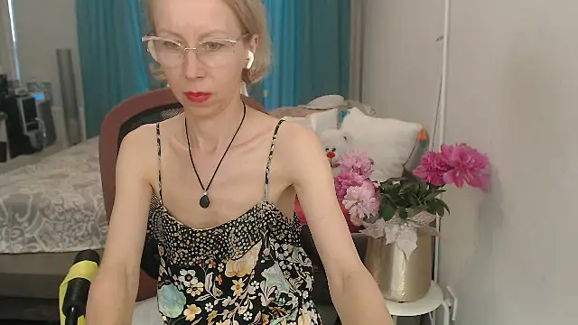 Snapshot of LuxuryNika chatting on 06.11.26 LuxuryNika online show from 06.11.26