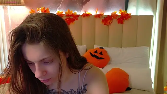 Eille Elfie online show from 10.23.25