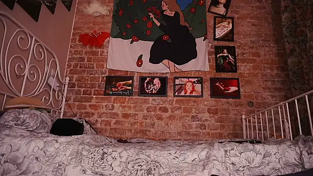 Snapshot of Evelively chatting on 11.26.25 Evelively online show from 11.26.25