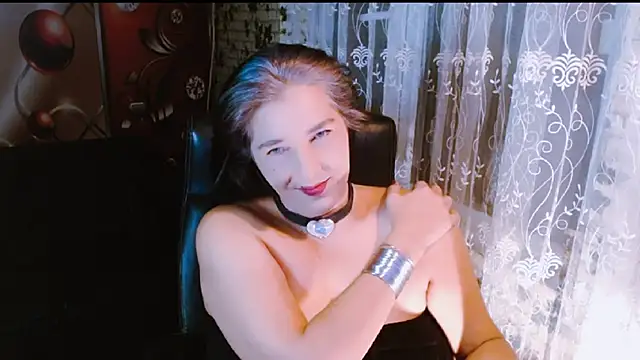 Snapshot of Veraluz chatting on 10.11.25 Veraluz online show from 10.11.25