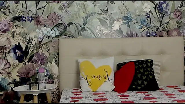 Snapshot of RoseDiamond06 chatting on 01.25.25 RoseDiamond06 online show from 01.25.25