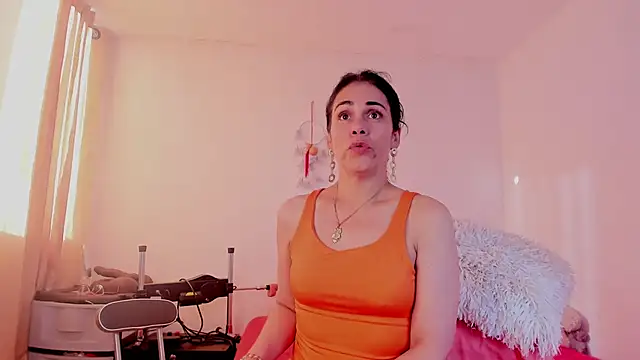 Snapshot of girasol_walton chatting on 02.06.25 girasol walton online show from 02.06.25