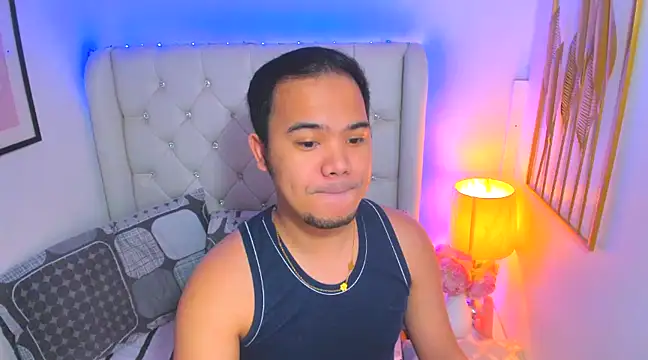 Snapshot of AsianZero chatting on 02.14.25 AsianZero online show from 02.14.25