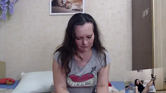 Snapshot of SheLion chatting on 04.23.26 SheLion online show from 04.23.26