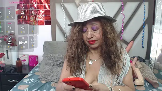 Snapshot of matureluna chatting on 06.26.26 matureluna online show from 06.26.26