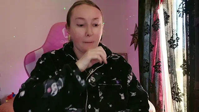 Snapshot of kisicaxx chatting on 02.06.25 kisicaxx online show from 02.06.25