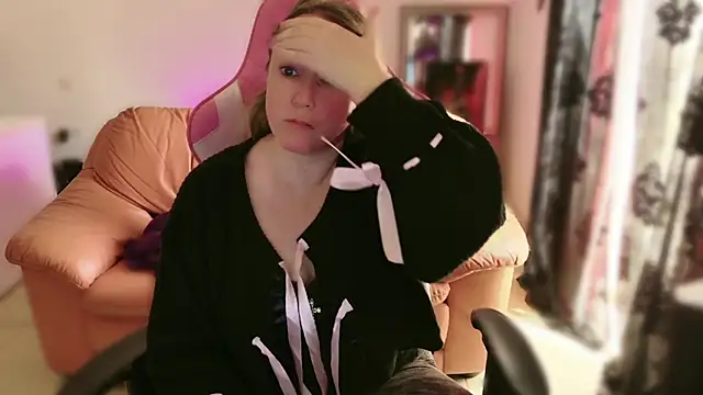 Snapshot of kisicaxx chatting on 02.18.25 kisicaxx online show from 02.18.25