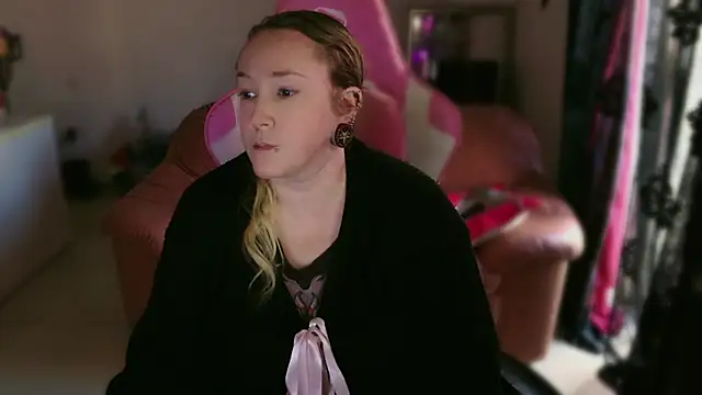 Snapshot of kisicaxx chatting on 03.05.25 kisicaxx online show from 03.05.25