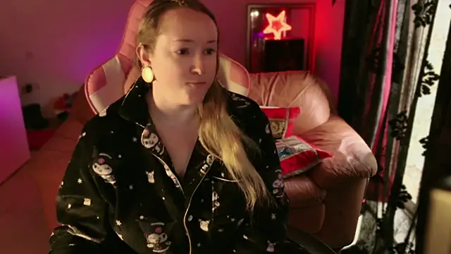 Snapshot of kisicaxx chatting on 03.18.25 kisicaxx online show from 03.18.25