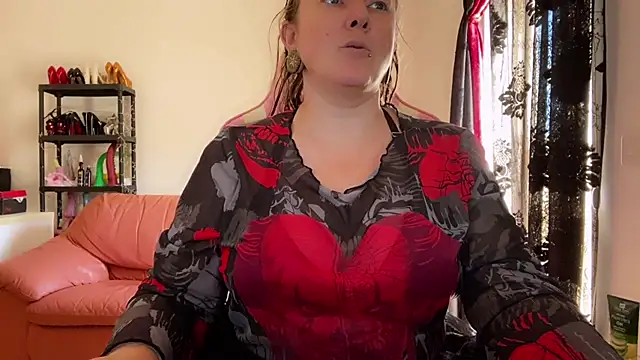 Snapshot of kisicaxx chatting on 10.07.25 kisicaxx online show from 10.07.25