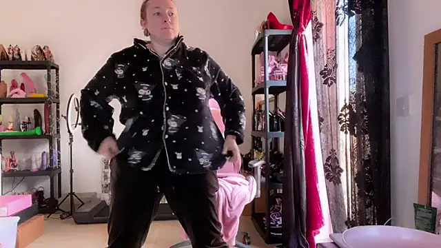 Snapshot of kisicaxx chatting on 11.25.25 kisicaxx online show from 11.25.25