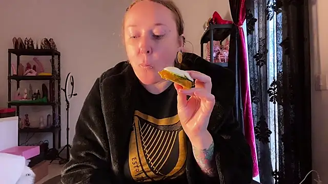 Snapshot of kisicaxx chatting on 11.26.25 kisicaxx online show from 11.26.25