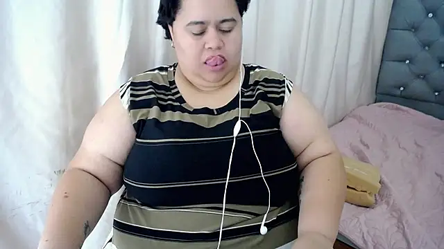 Snapshot of hotlesby4uxxx chatting on 12.04.24 hotlesby4uxxx online show from 12.04.24