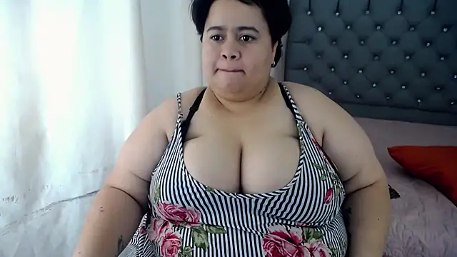 Snapshot of hotlesby4uxxx chatting on 12.13.24 hotlesby4uxxx online show from 12.13.24