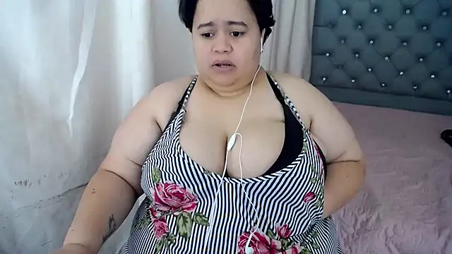 Snapshot of hotlesby4uxxx chatting on 12.17.24 hotlesby4uxxx online show from 12.17.24