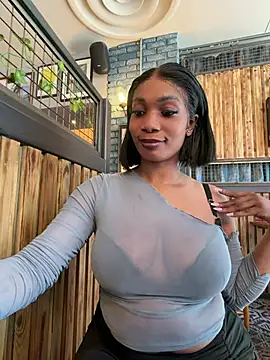 Snapshot of __Nessa__ chatting on 05.01.26 Nessa online show from 05.01.26