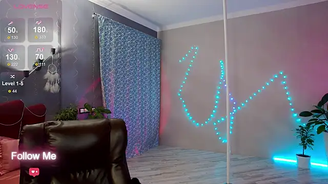 Snapshot of AngelaWhiti chatting on 03.10.25 AngelaWhiti online show from 03.10.25