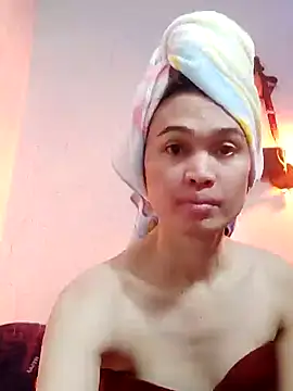 QueenSoreal online show from 02.13.25