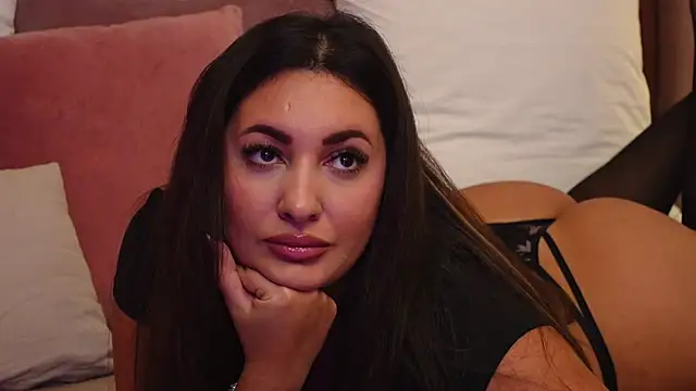 YaaraCollins online show from 10.17.25