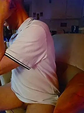 Snapshot of hardcap chatting on 11.16.25 hardcap online show from 11.16.25