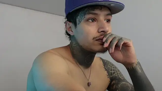 Snapshot of trieone chatting on 01.01.25 trieone online show from 01.01.25