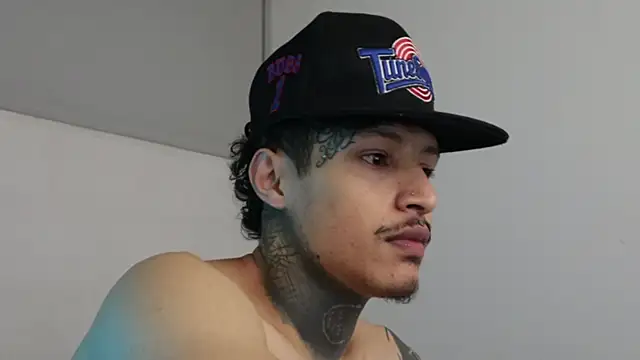 Snapshot of trieone chatting on 02.04.25 trieone online show from 02.04.25