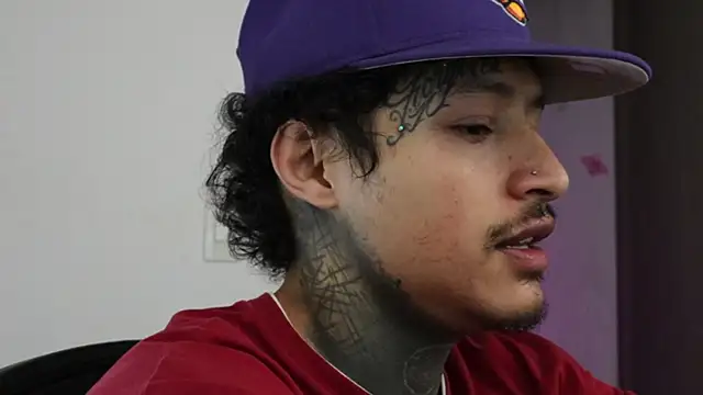 Snapshot of trieone chatting on 09.18.25 trieone online show from 09.18.25