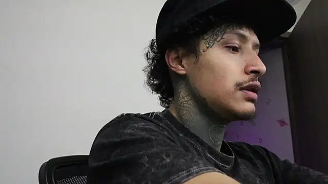 Snapshot of trieone chatting on 10.14.25 trieone online show from 10.14.25