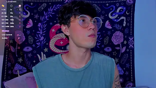 Snapshot of LeaneSeb chatting on 12.10.24 LeaneSeb online show from 12.10.24