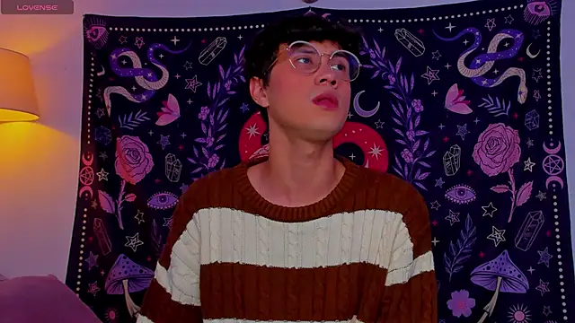 Snapshot of LeaneSeb chatting on 12.11.24 LeaneSeb online show from 12.11.24